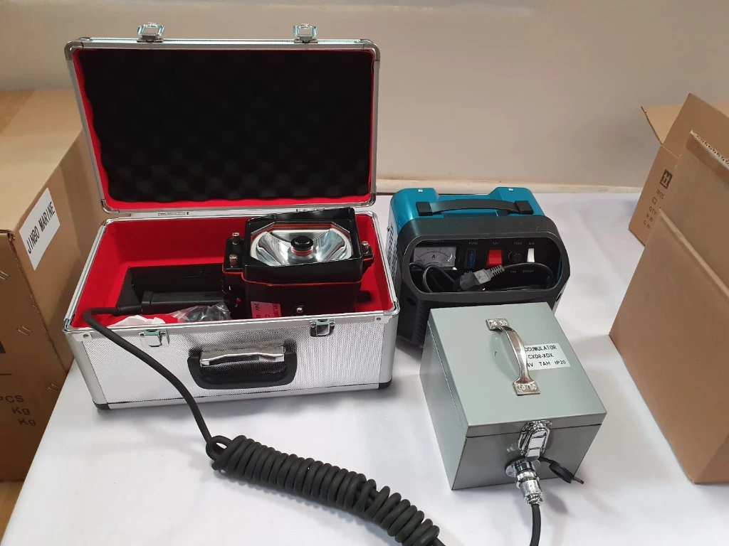 DAY LIGHT SIGNALLING LAMP 24 VOLTS, MODEL: CXD-8 COMPLETE WITH BATTERY & CHARGER IN CARRY CASE. MAKE: CHINA. ALDIS